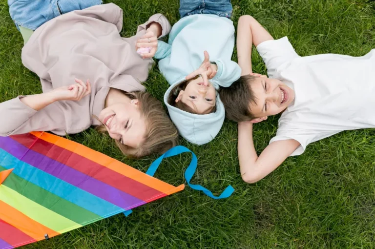 Niños de diferentes edades realizando actividades al aire libre en verano
