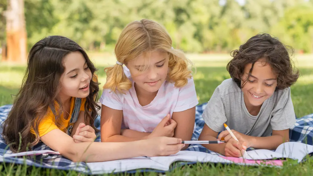Niños creando un diario de verano al aire libre