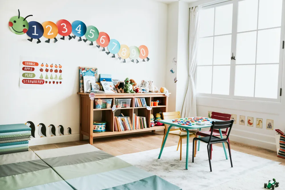Ambiente Montessori en casa con estanterías bajas y materiales accesibles para niños
