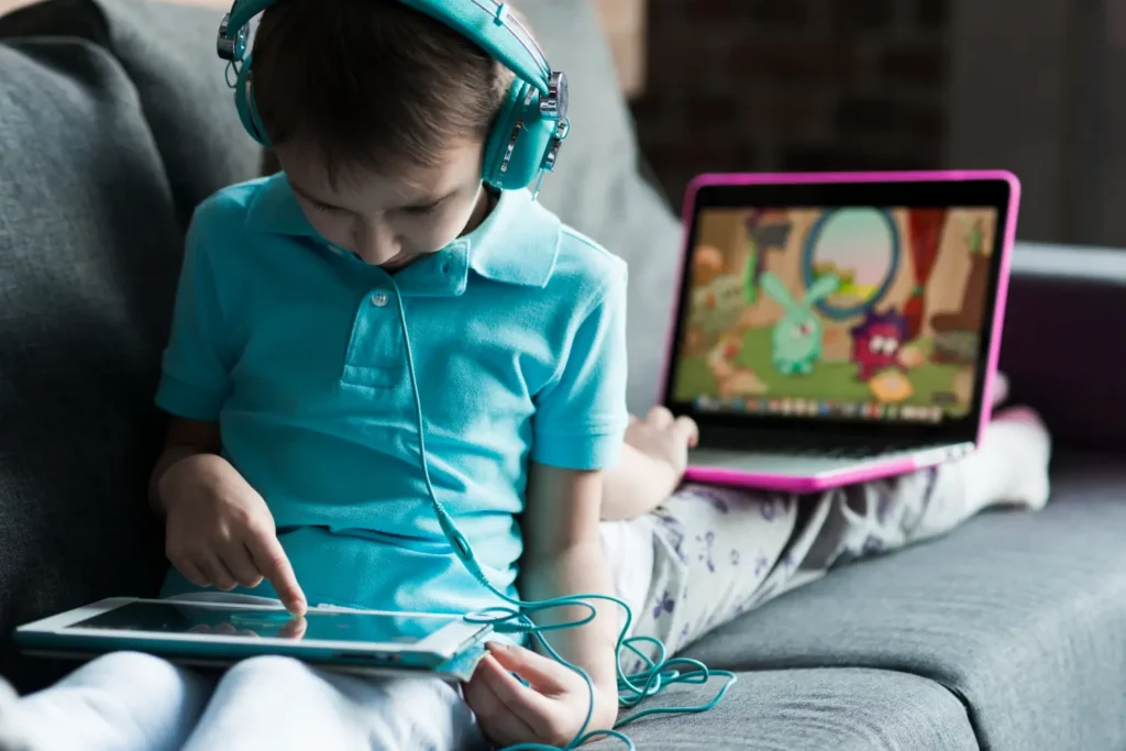 Niños usando aplicaciones educativas para el estudio en casa en tablet y portátil