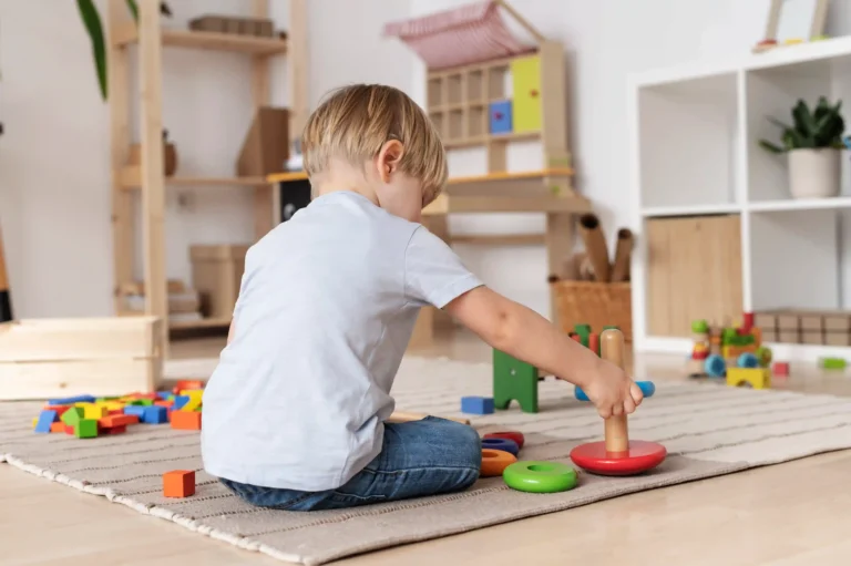 Niño con conjnto de materiales y juguetes Montessori en un ambiente preparado