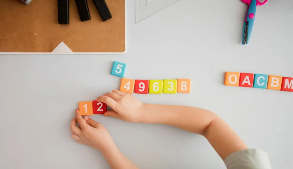 Niño sumando con números de colores como actividad de estudio para TDAH