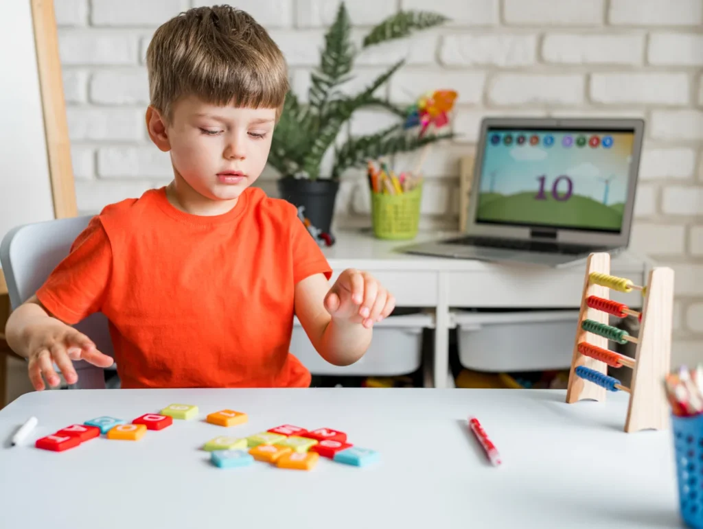 Niño usando materiales manipulativos montessori para el aprendizaje de letras y matemáticas