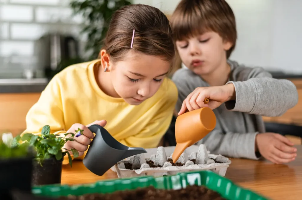 Niños cultivando y regando plantas en casa como parte de una actividad montessori