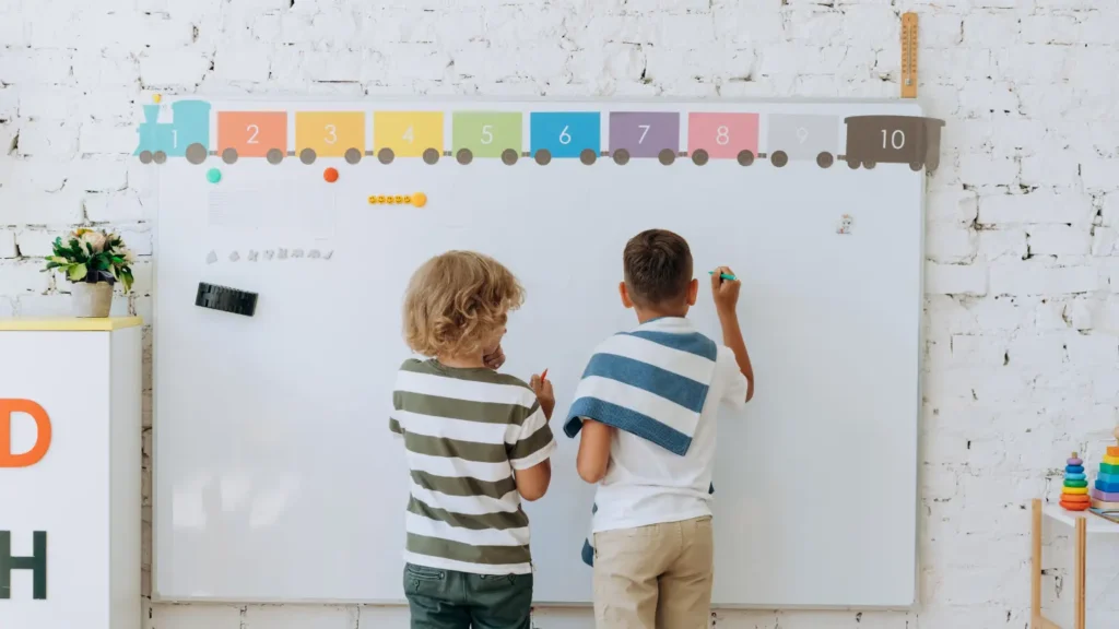 Niños usando una pizarra de colores como refuerzo visual