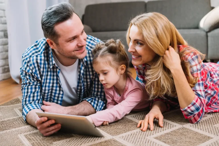 Familia con una tablet para aprender inglés juntos usando apps educativas