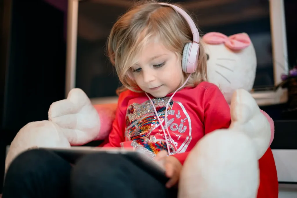 Niña con auriculares usando aplicaciones para aprender inglés en una tablet